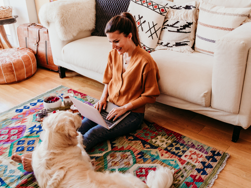 Muškarac s laptopom razgovara na mobitel u dječjoj sobi